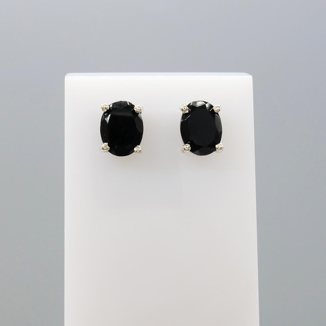BLACK ONYX silver stud earrings.