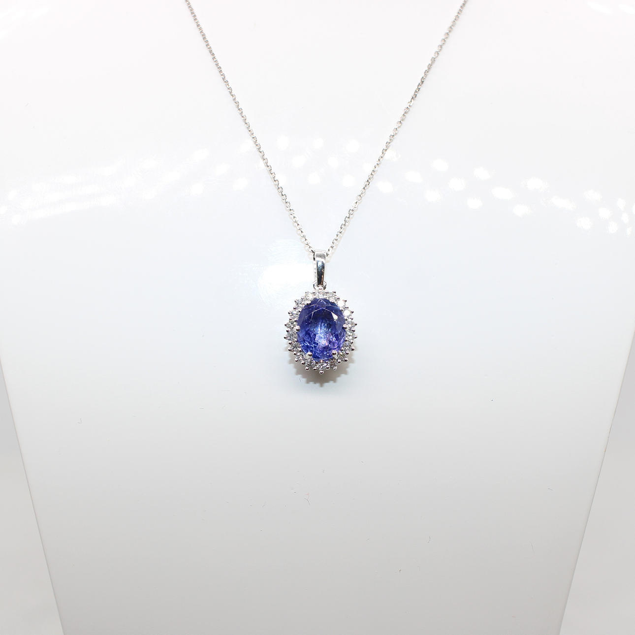 TANZANITE & DIAMOND NECKLACE.