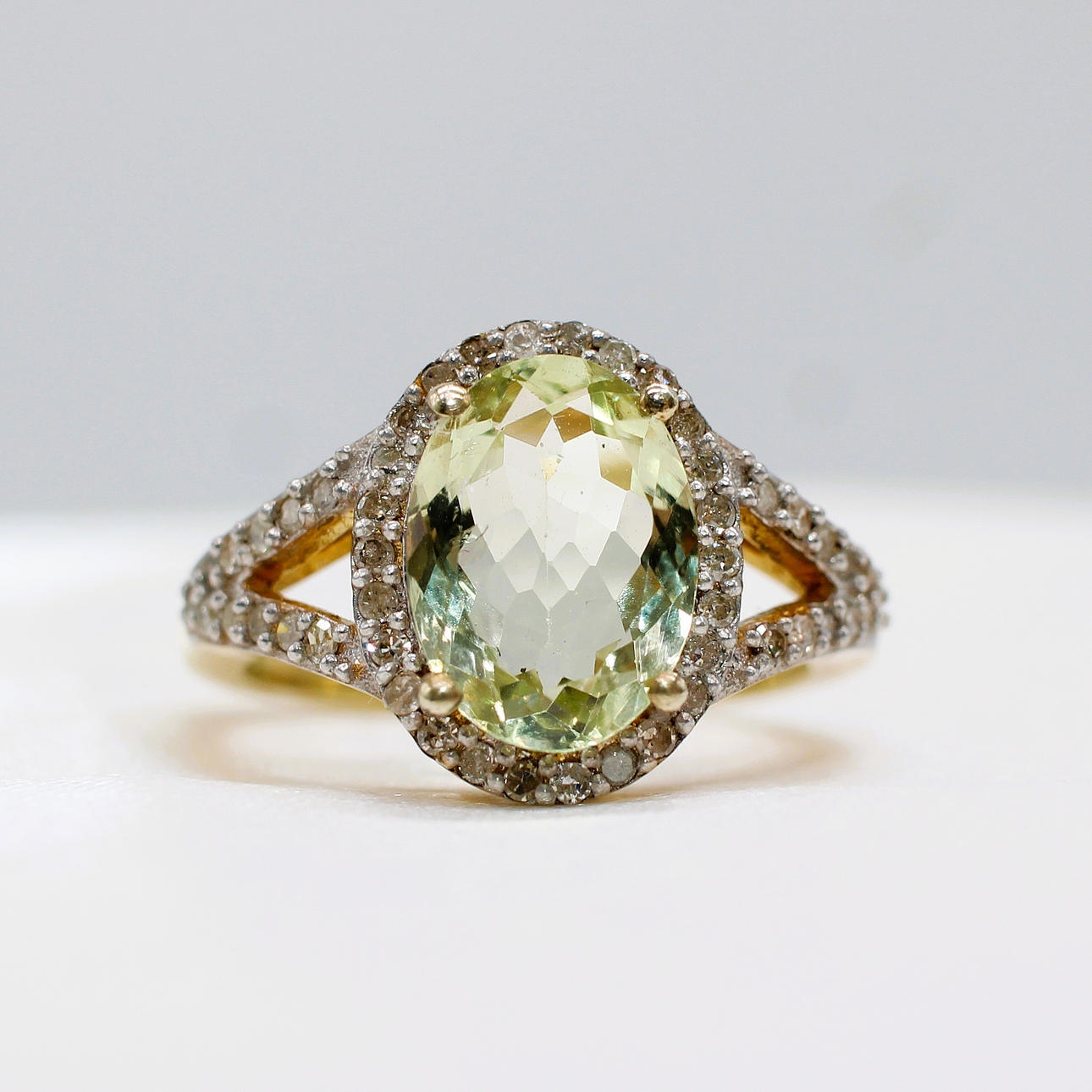 KLUSTER-RING MED GRÖN BERYLL OCH DIAMANTER.