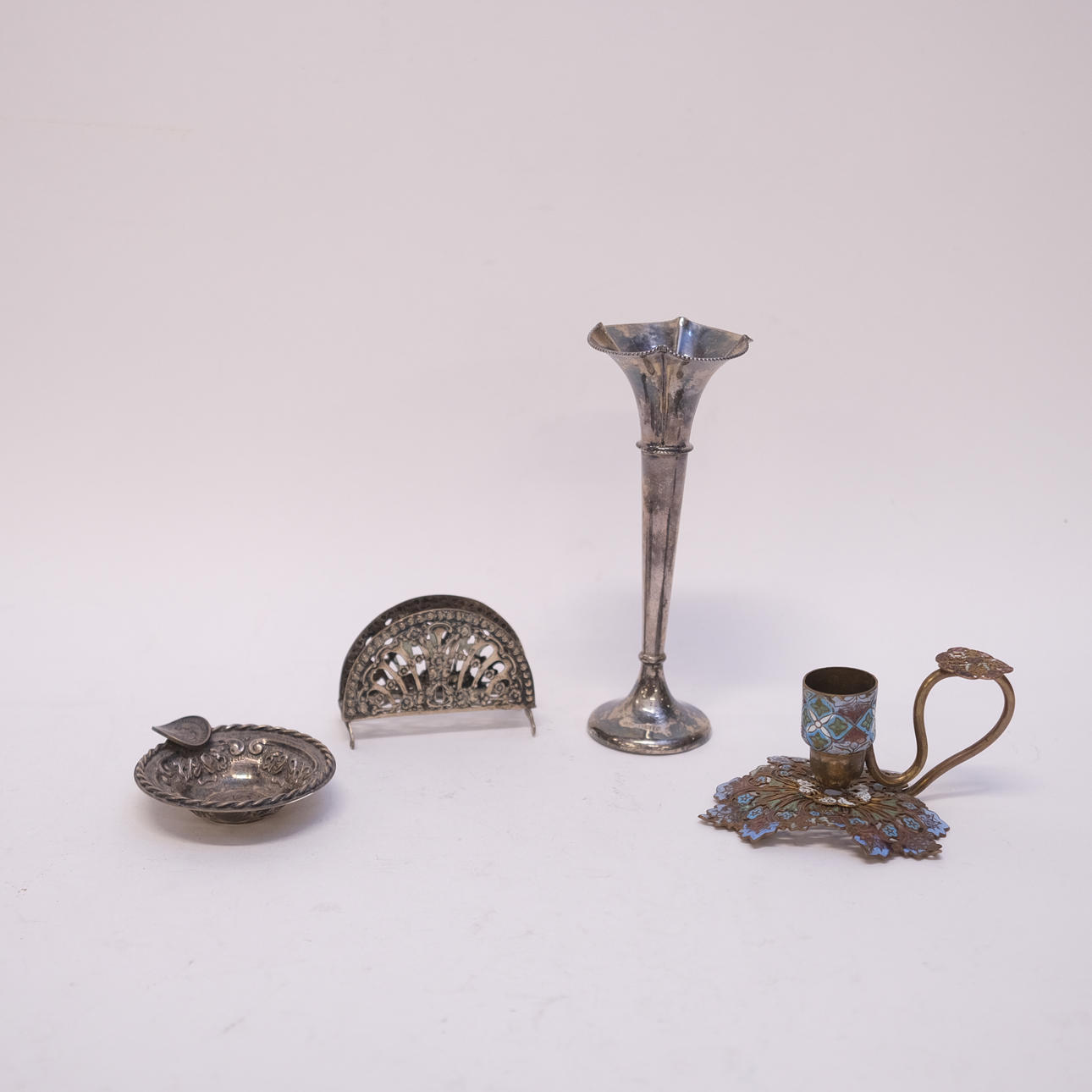 COLLECTION OF SILVER ITEMS, 4 PIECES.