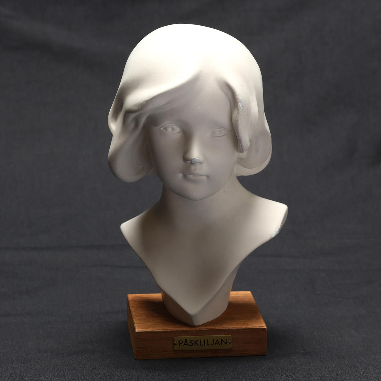 UNKNOWN ARTIST. Bust "Påskliljan" plaster, unsigned.
