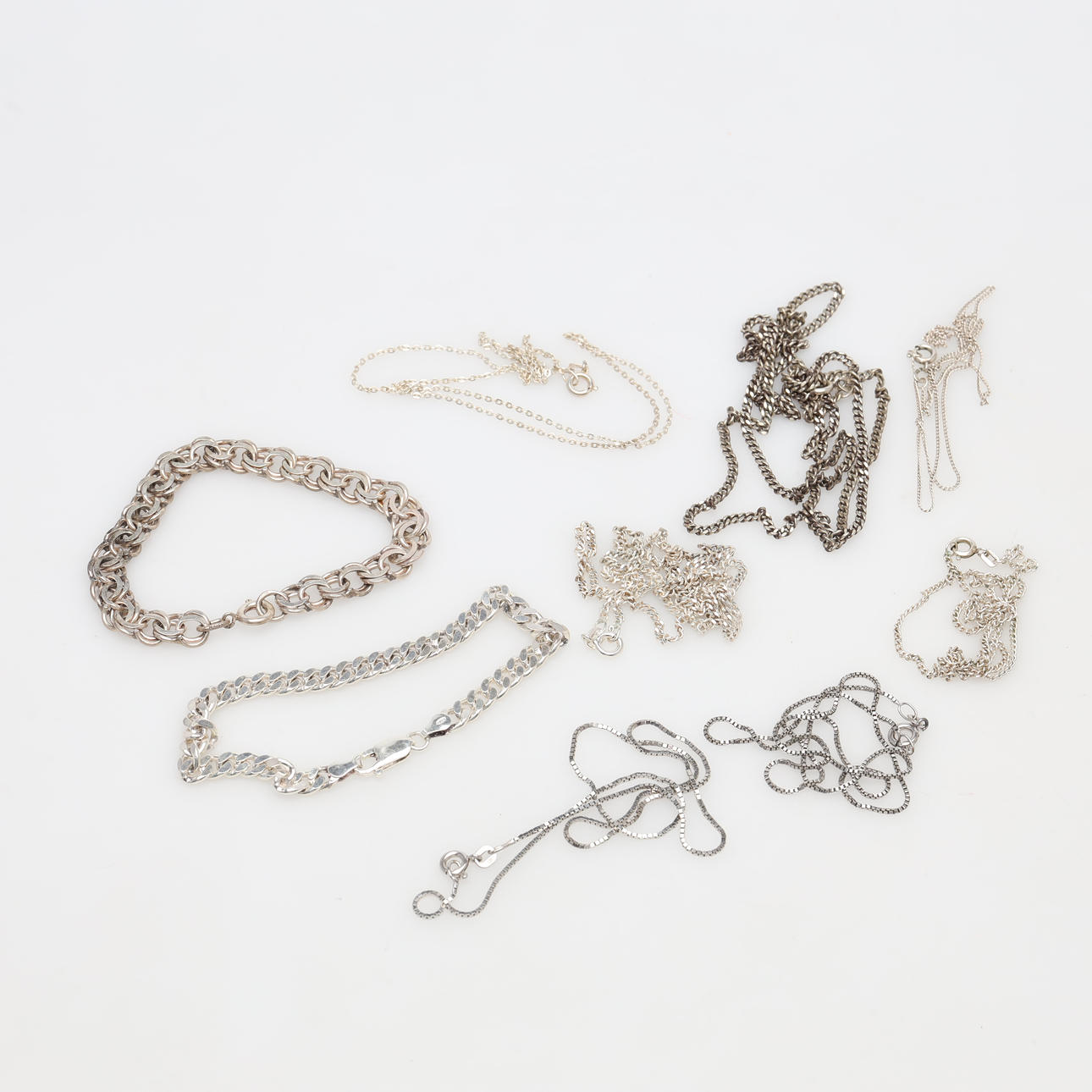 CHAINS and BRACELETS 9 pieces silver, weight approx. 52 grams.