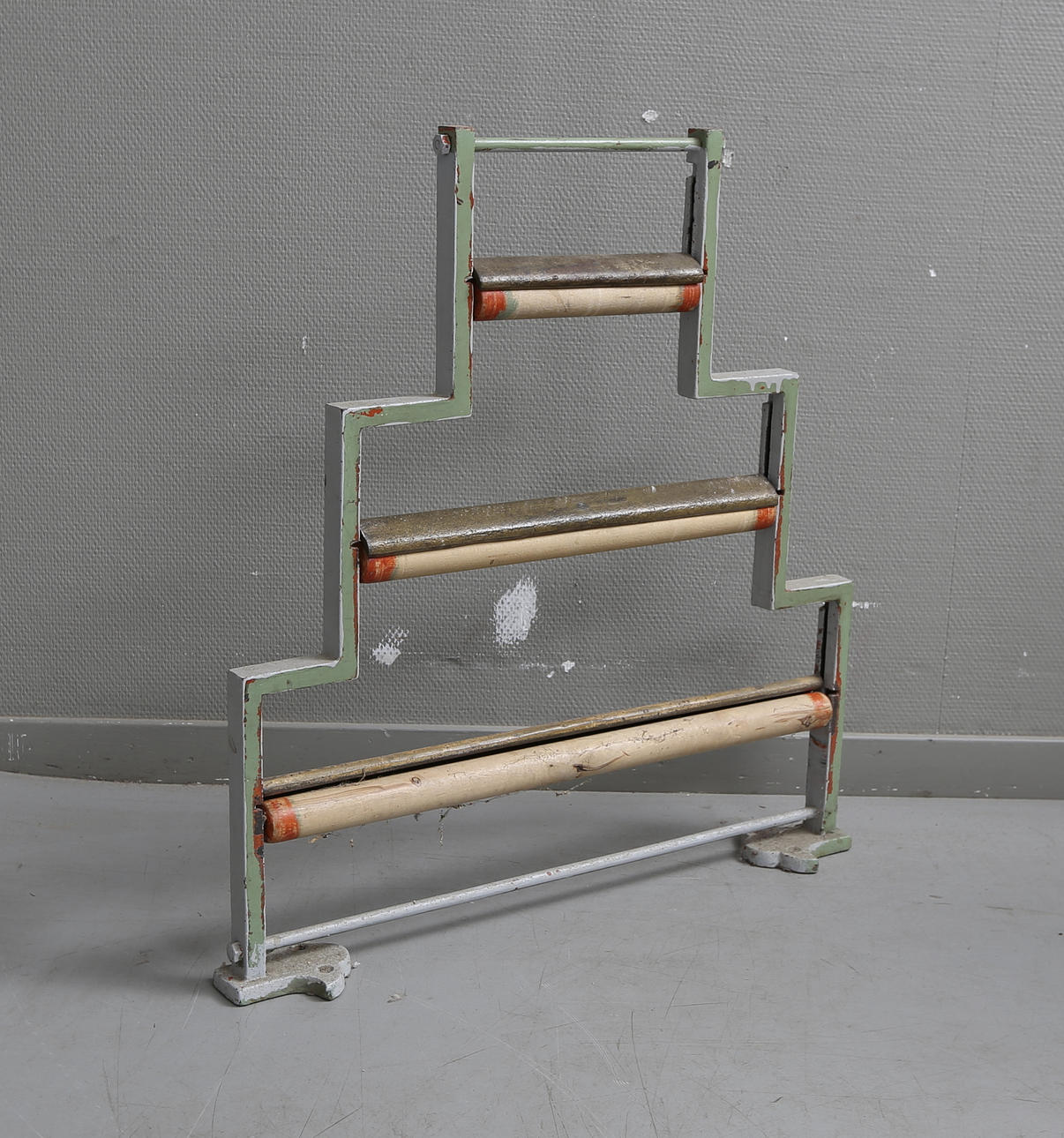 PAPPERSHÅLLARE, metall och trä, tidigt 1900-tal.