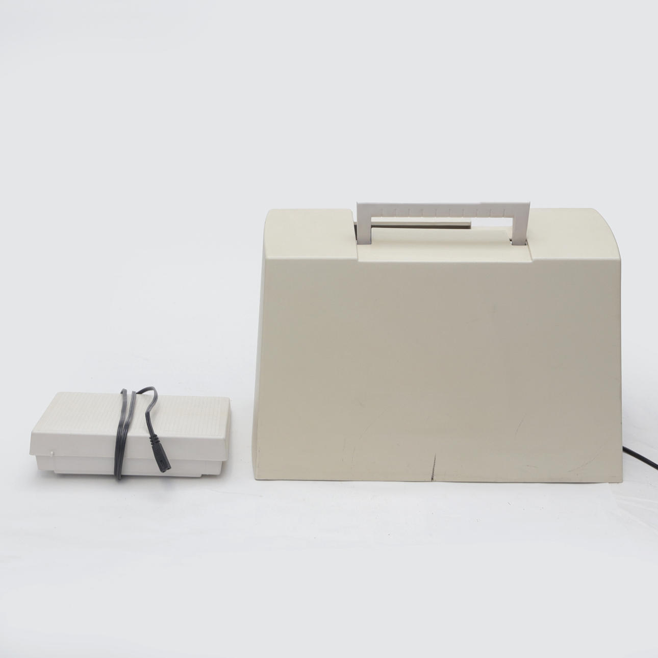 SEWING MACHINE in case.