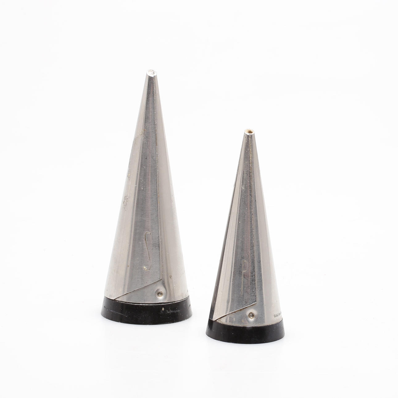 SALT OCH PEPPARSTRÖARE, 2 delar, formgiven 1955 av Pierre Forsell, Gense.