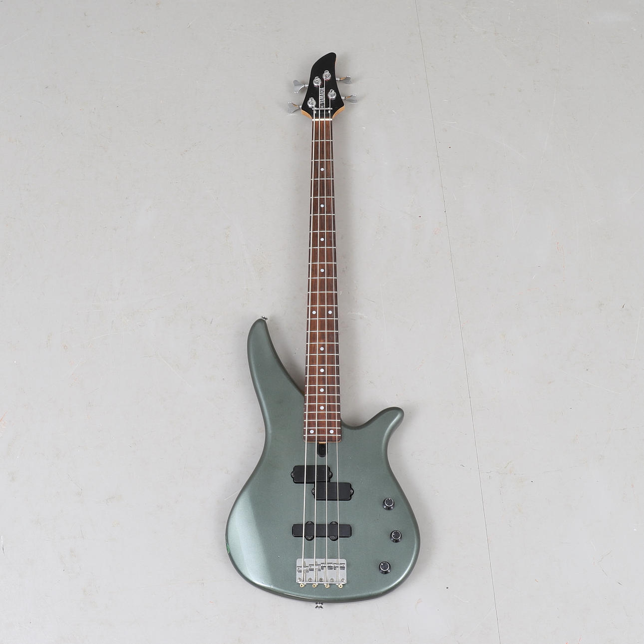 ELECTRIC BASS, Yamaha.