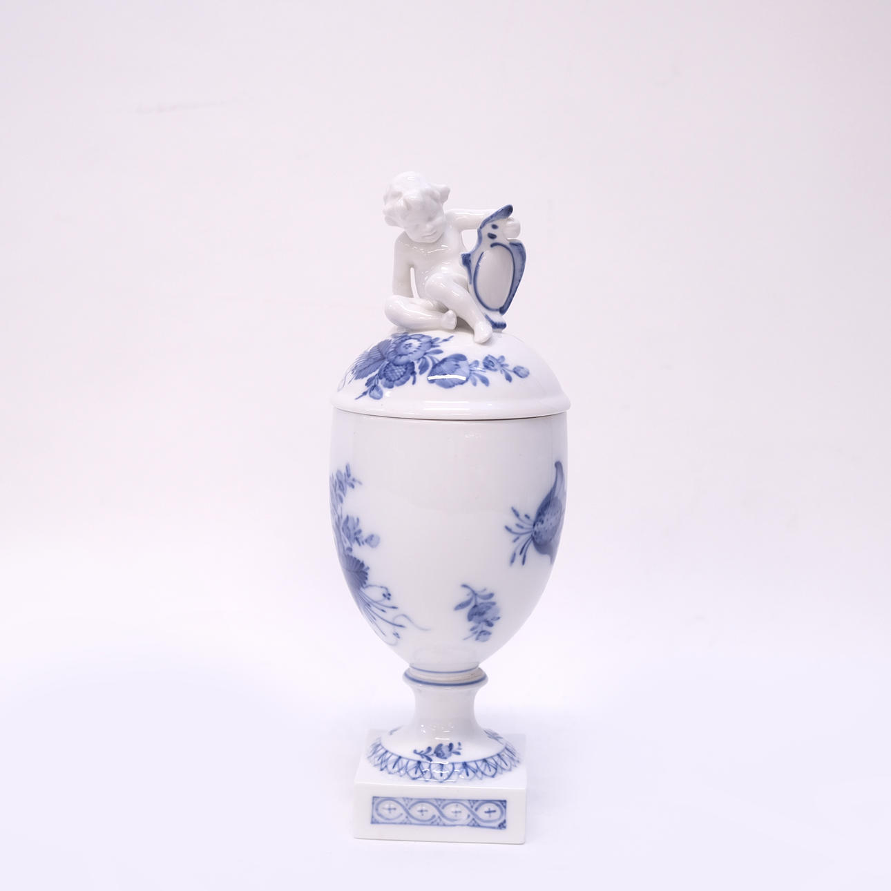 LIDDED URN, "BLÅ BLOMST", ROYAL COPENHAGEN.