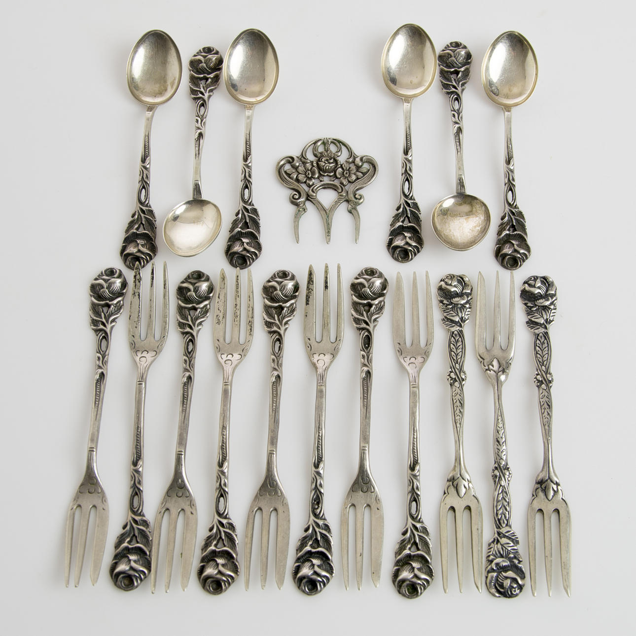 TÅRTGAFFLAR SAMT KAFFESKEDAR MM, 18 delar, silver.