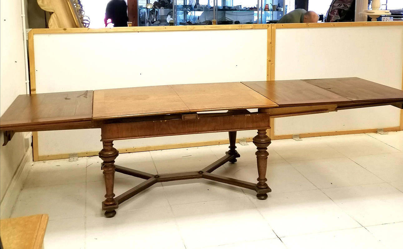 ANTIQUE MAHOGANY EXTENDING DINING TABLE.