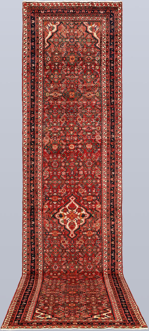 CARPET. Hamadan runner, 425 x 103 cm.