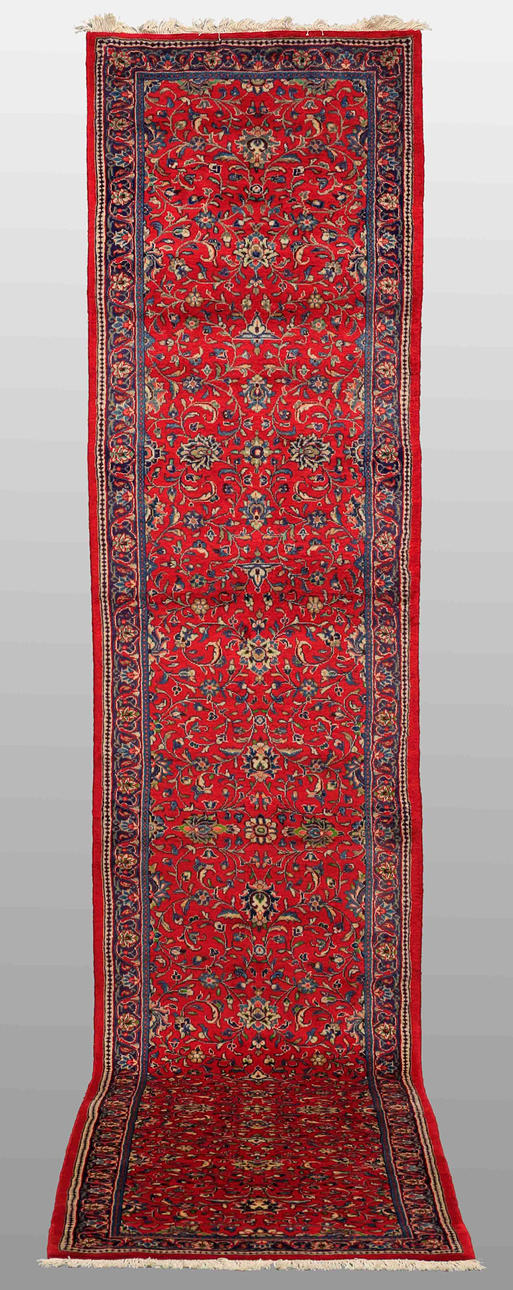 CARPET. Sarouk gallery model, 427 x 90 cm.