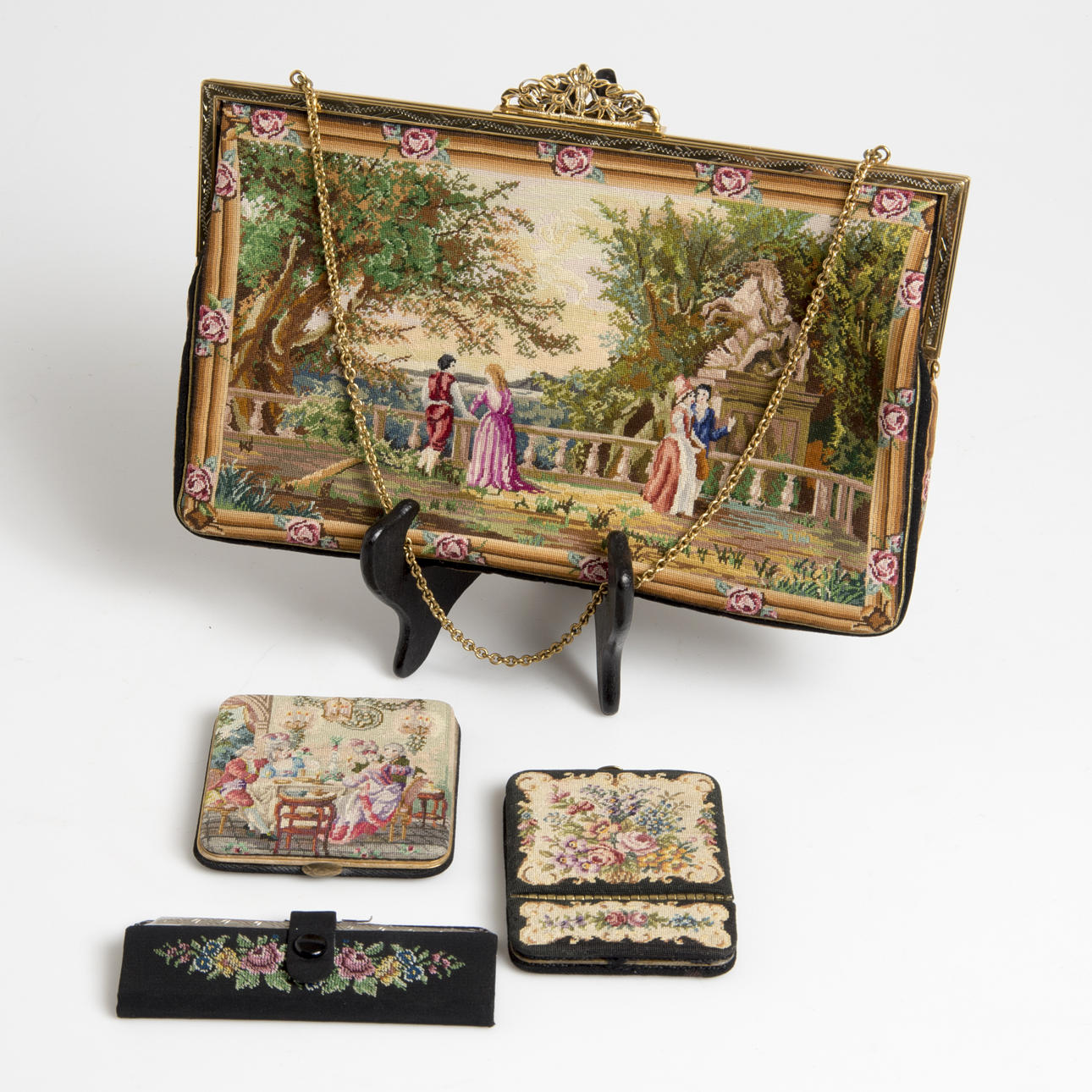 HANDVÄSKA SAMT SMINKVÄSKOR, 4 delar, bl. a. Petit point, J. Jolles, rokokodekor.