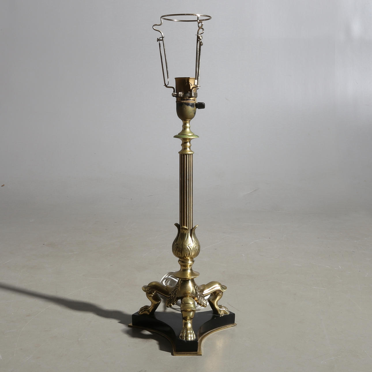 BORDSLAMPA, mässing, empirstil, 1900-tal.