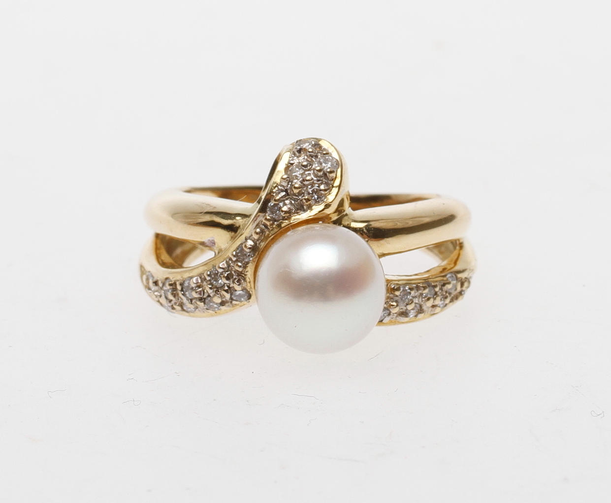 RING, 18k guld, med diamanter samt pärla, vikt ca 6 gr.