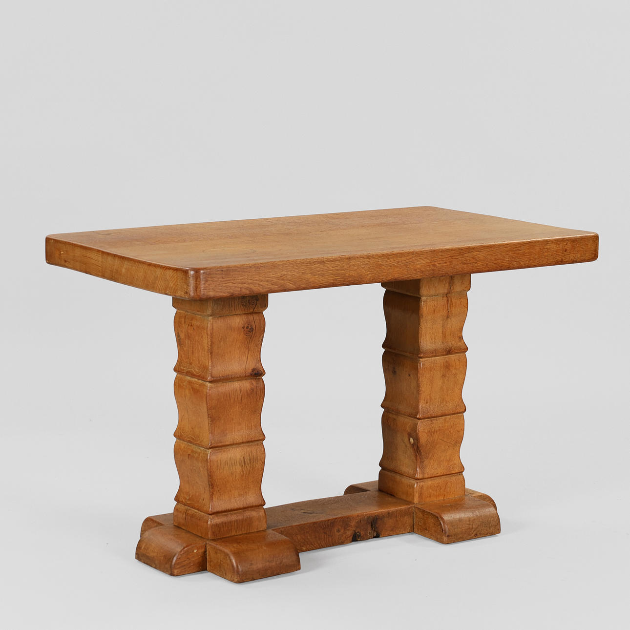 Art Deco. Sculptural console table / side table in solid oak, Danish / German cabinetmaker, 1920s-30s.