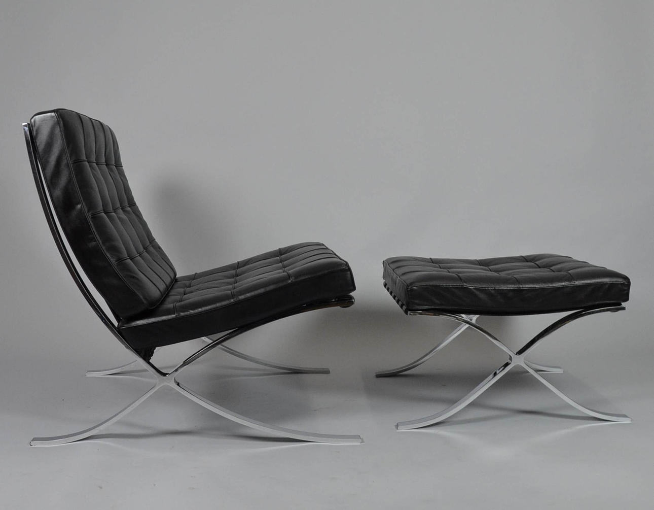 LUDWIG MIES VAN DER ROHE. Barcelona Sessel mit Ottomane.