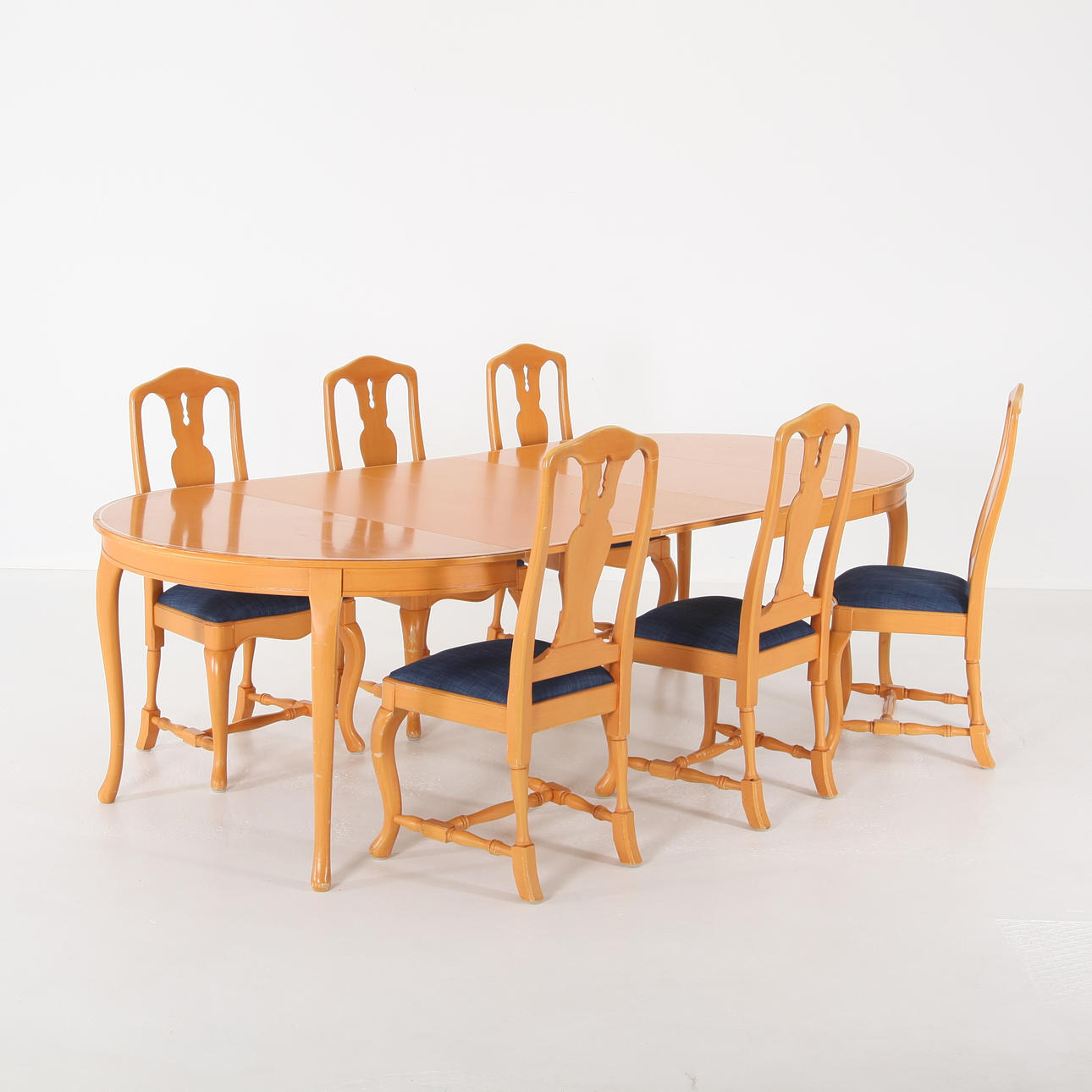 DINING TABLE WITH EXTENSION LEAVES AND CHAIRS, Åmells Möbler.