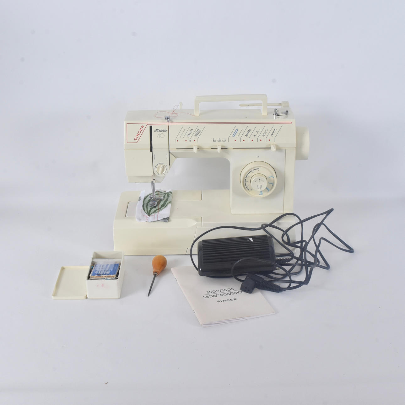 SEWING MACHINE, Singer 5805 C.
