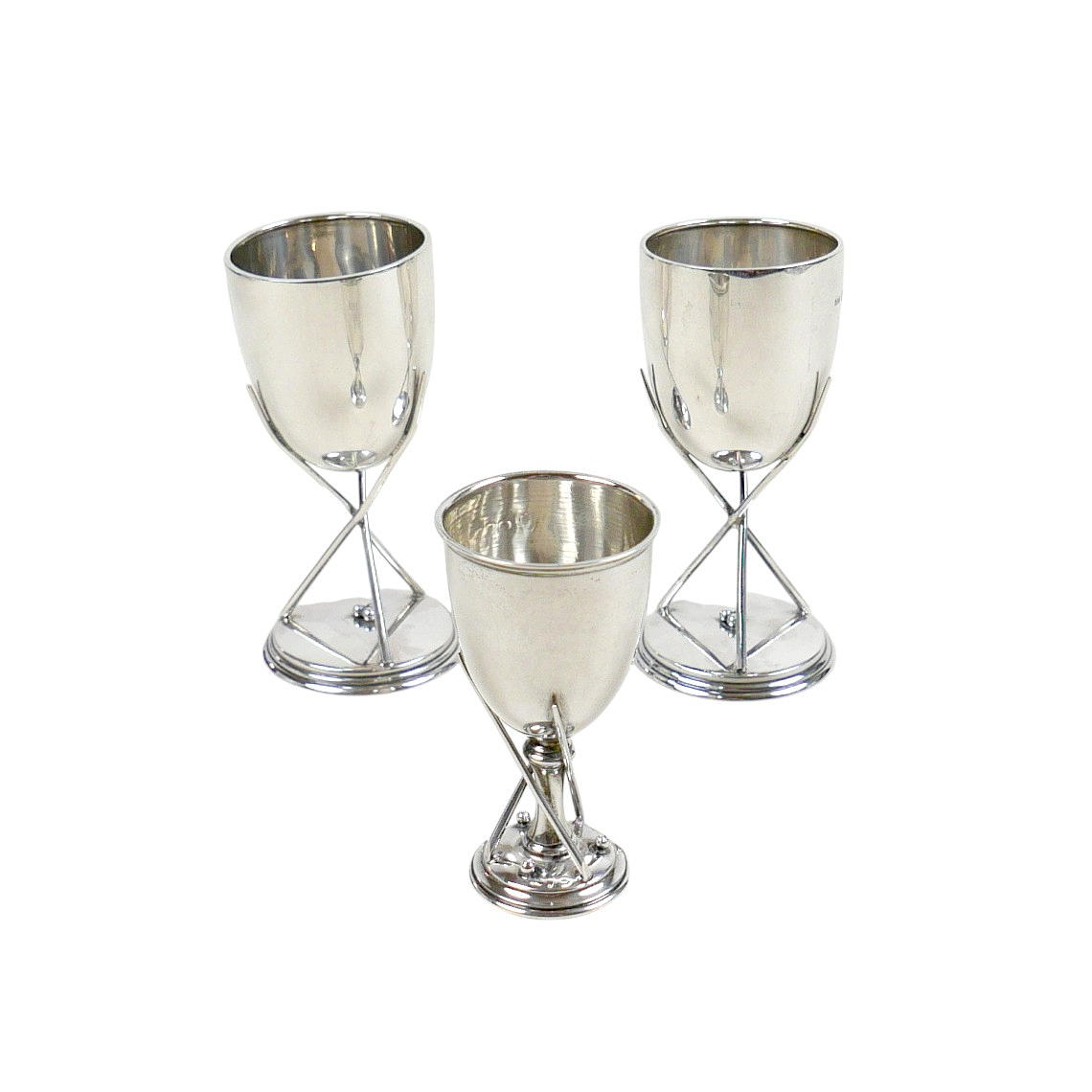 THREE EARLY 20TH CENTURY AND LATER SILVER EGG CUPS.