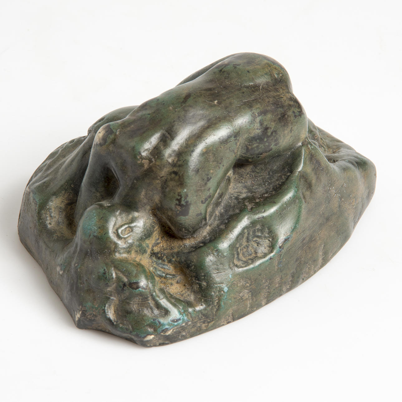 ESCULTURA, mujer recostada, bronce.