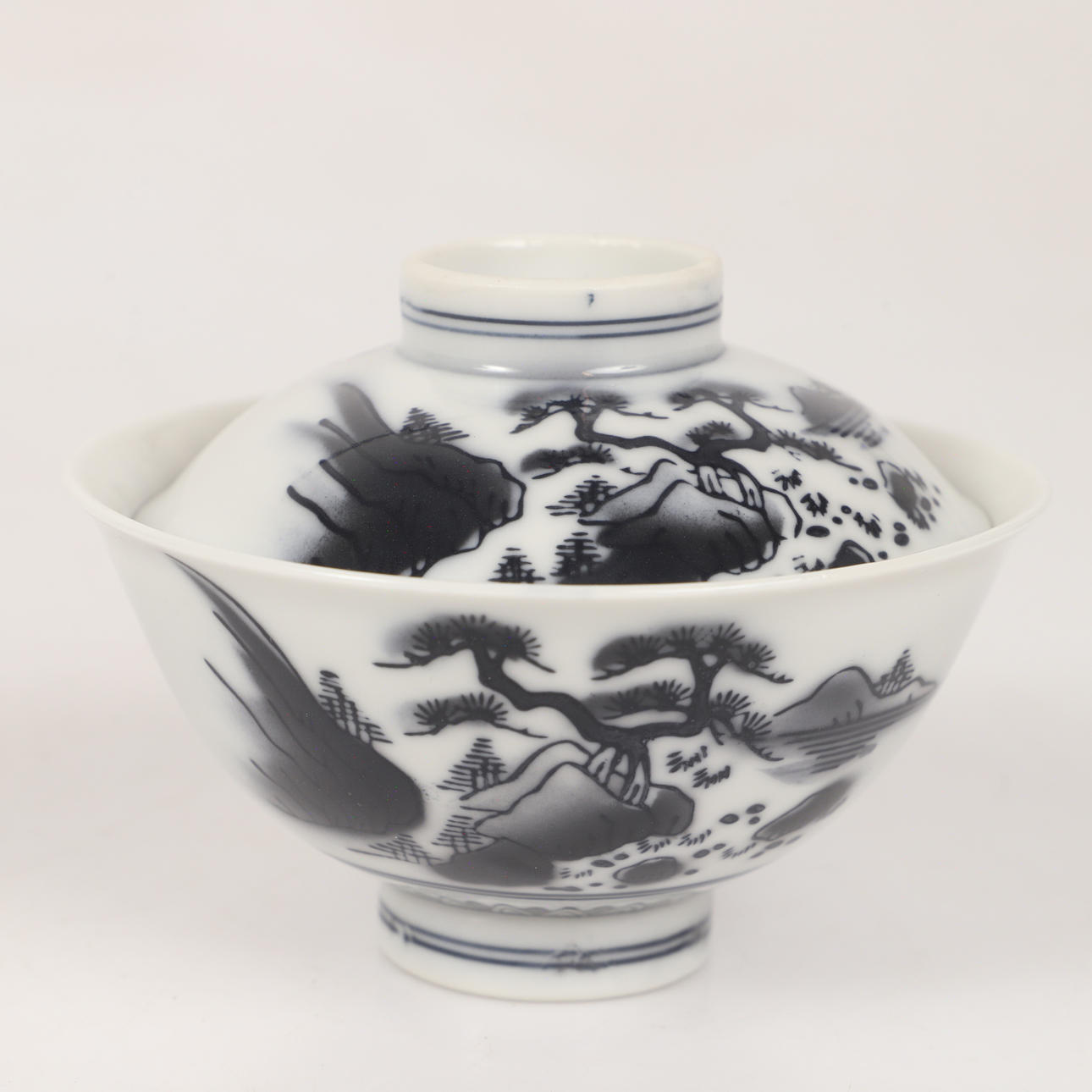 COVERED BOWL, porcelain, China.