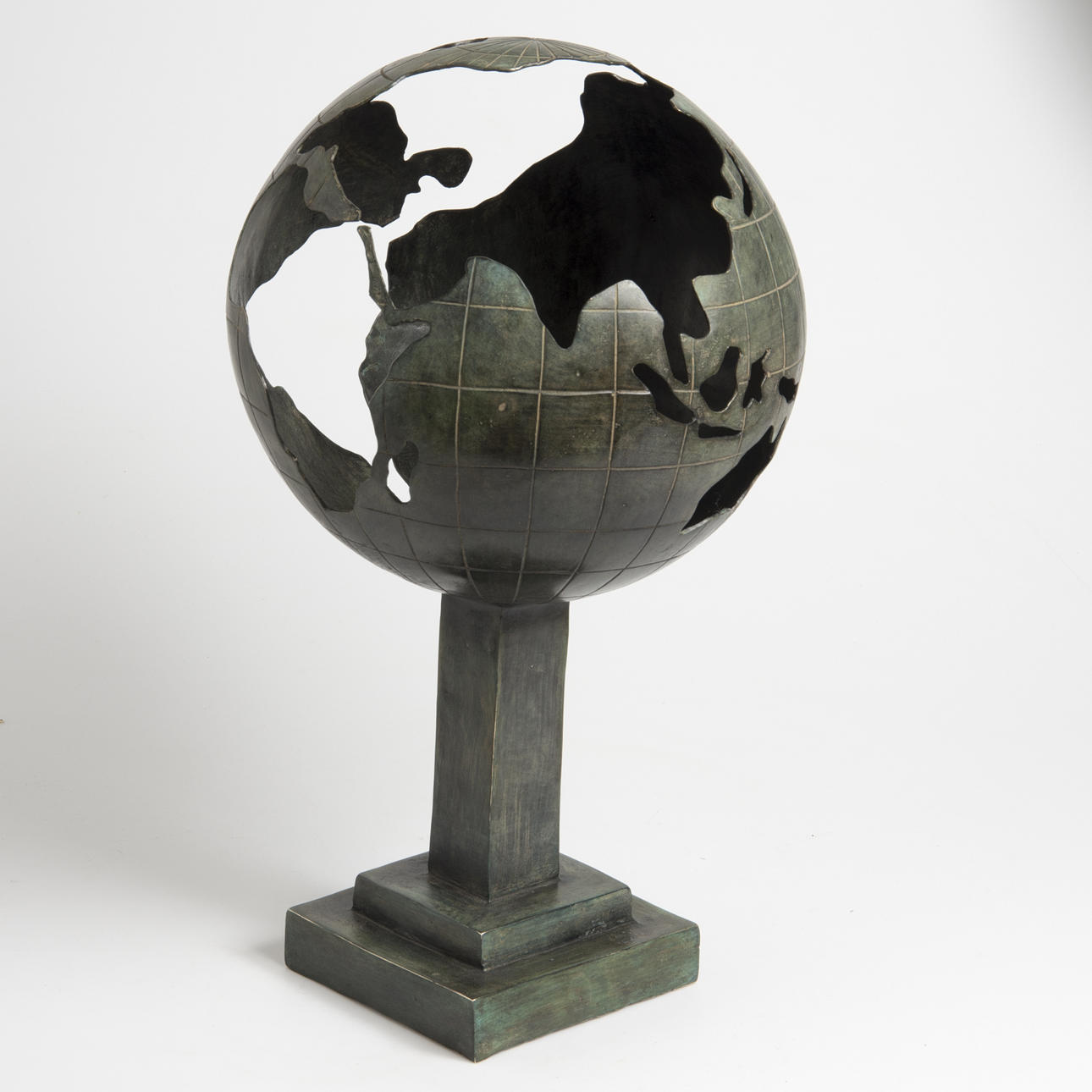 SKULPTUR, jordglob, patinerad brons, modern design.