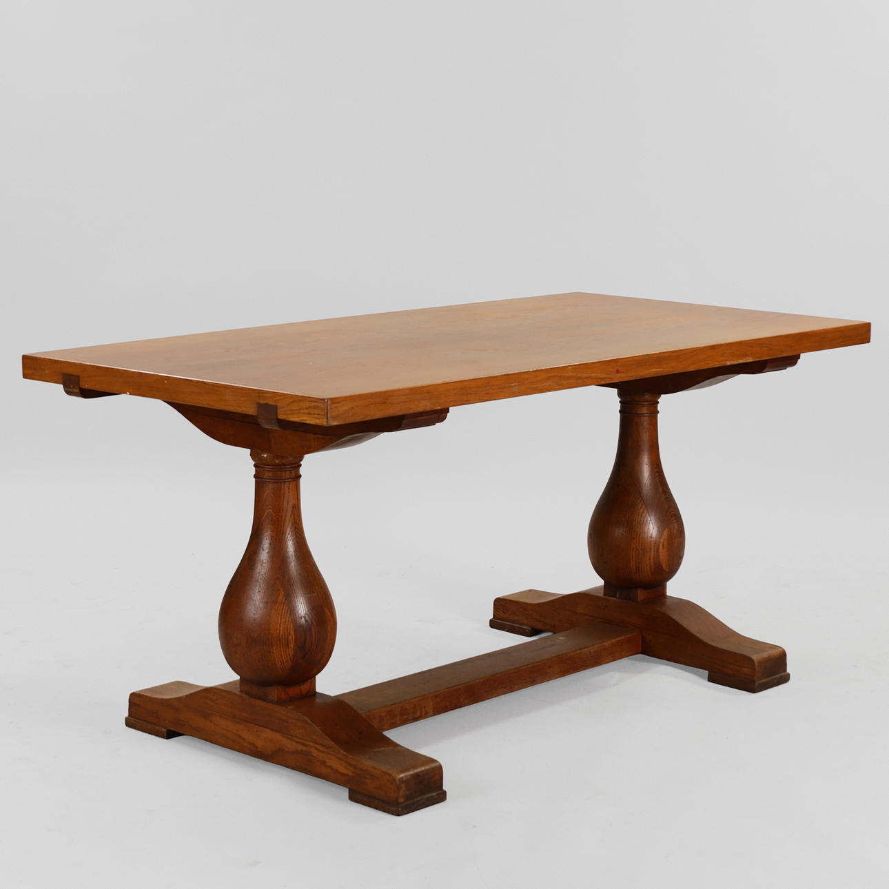 Table in solid, oiled oak, Baroque form, 1920s/30s.