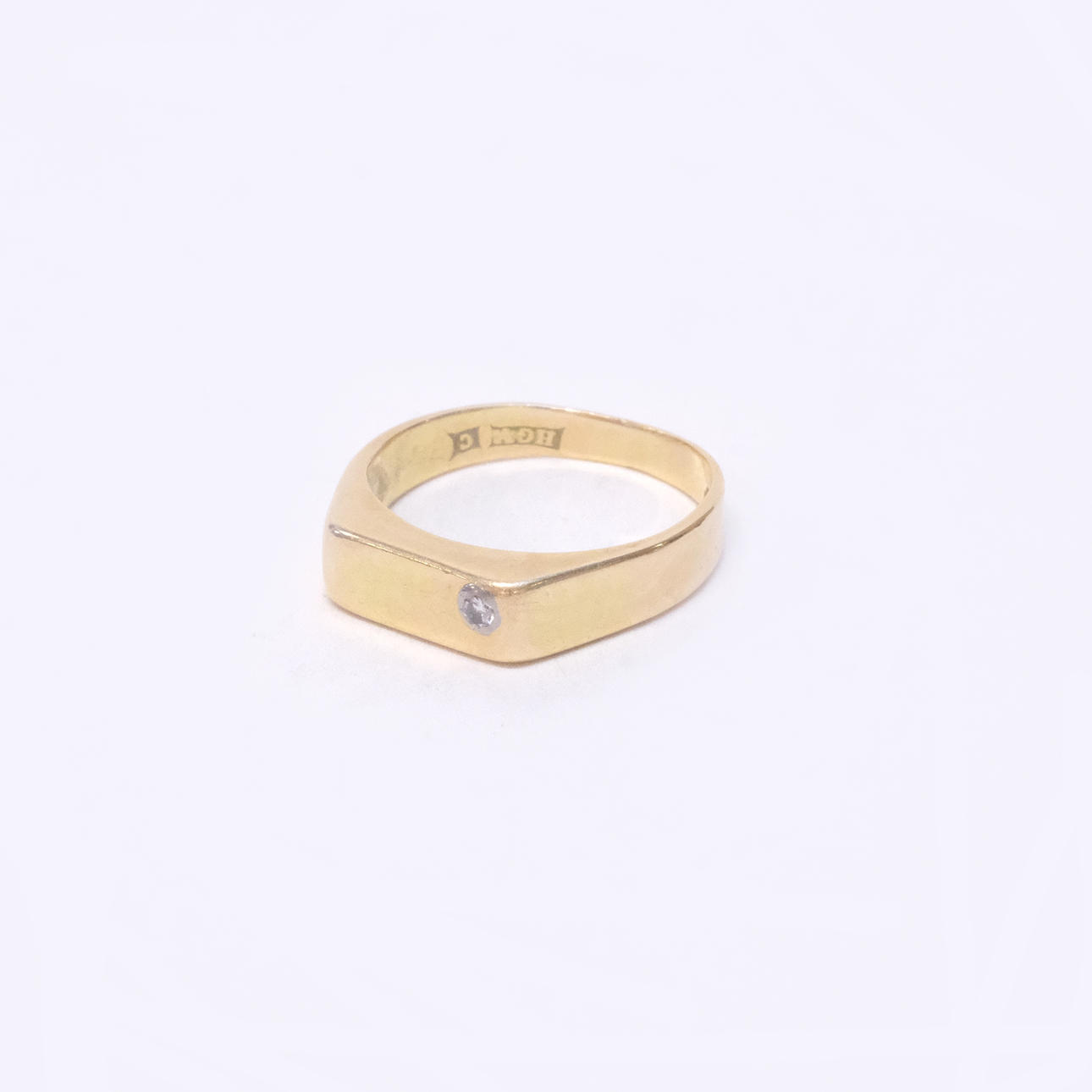 SIGNET RING WITH MOISSANITE, 18K GOLD.