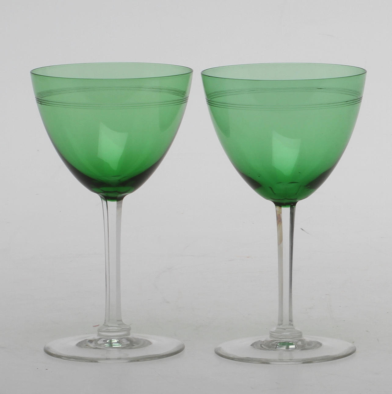 VITVINSGLAS, 12 st, gröna kupor med slipat ben. 1900-tal.