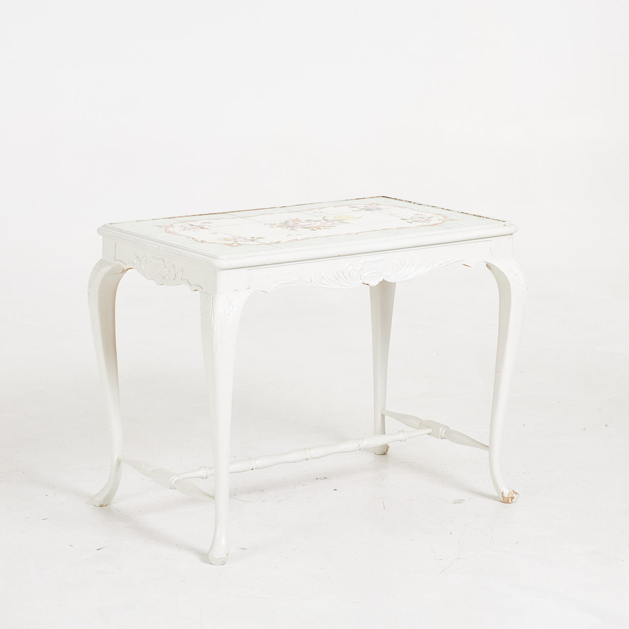 SIDE TABLE. Rococo style, top in polychrome painted tile, engraved decoration, painted wood, mid-20th century.