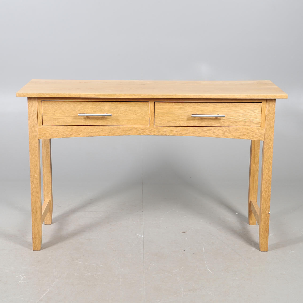 A MODERN OAK FINISH TWO DRAWER SIDE TABLE.