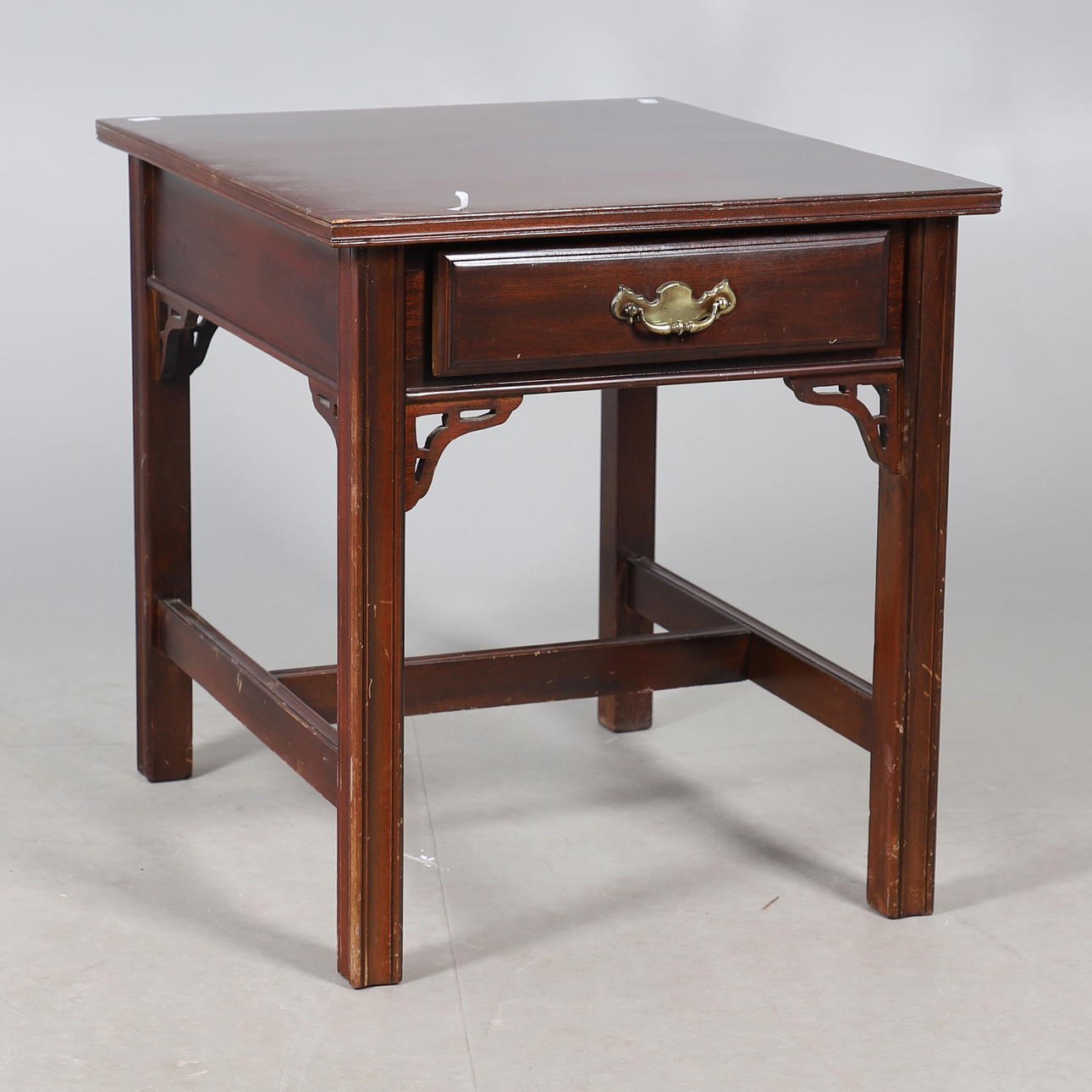A MAHOGANY FINISH SQUARE SHAPED SIDE TABLE.