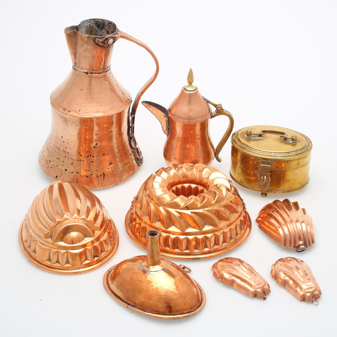 FORMAR, KANNOR, 8 st, koppar samt SKRIN, mässing, 1800/1900-tal.