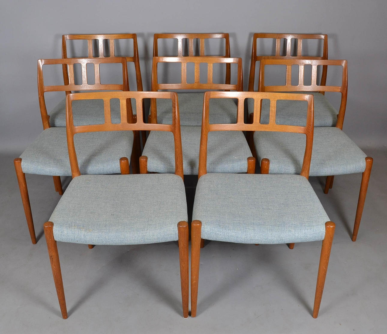 NIELS O. MÖLLER. 8 TEAK STOLAR.