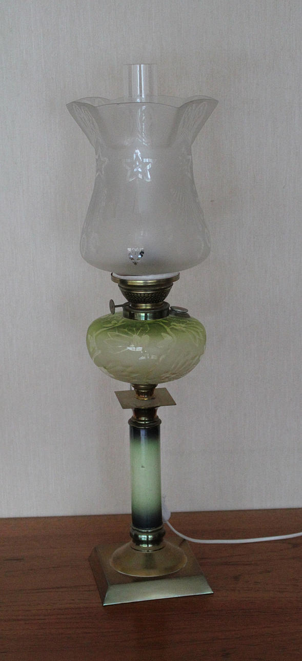 BORDSFOTOGENLAMPA, sent 1800-tal. Elektricifierad.