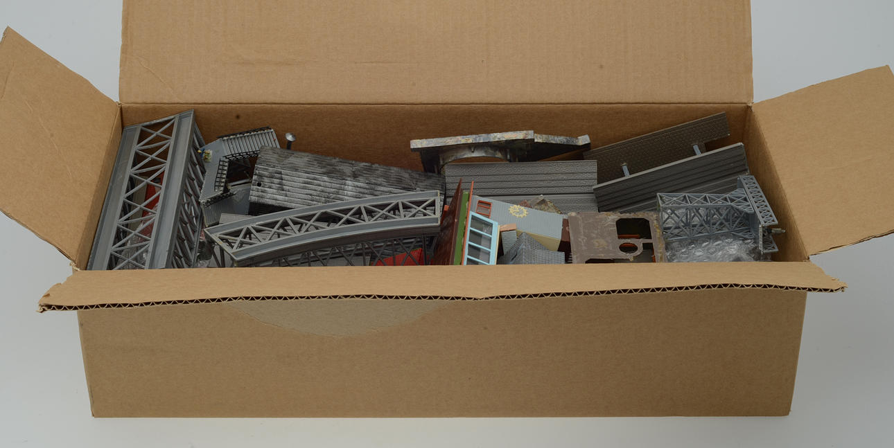 LEKSAKSTÅG, 14 st, Märklin samt RÄLS OCH DIVERSE HUS OCH BYGGNADER.