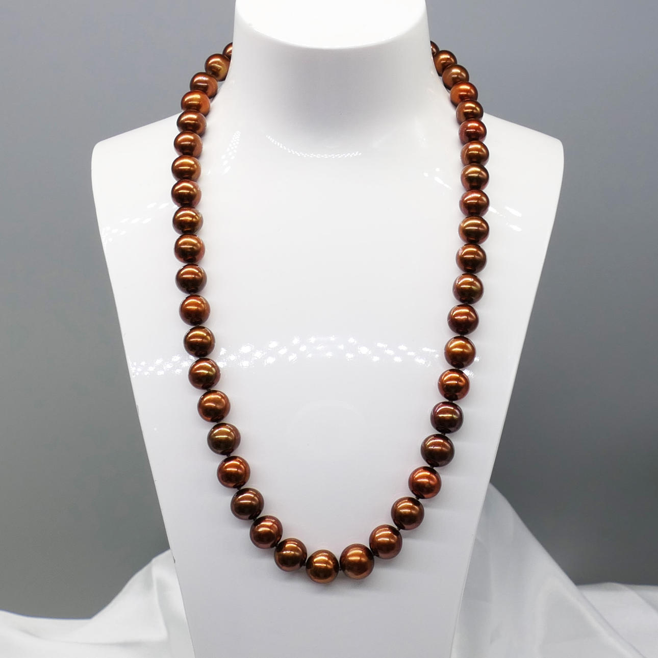 CHOCOLATE CULTURED PEARL necklace.