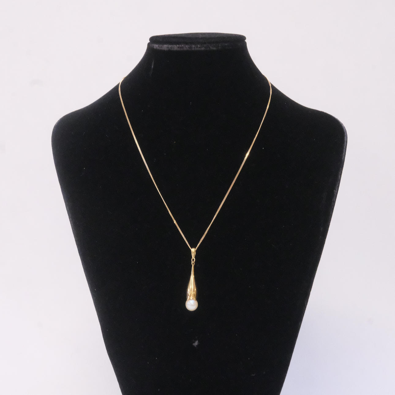 PENDANT WITH NECKLACE, 18K GOLD.