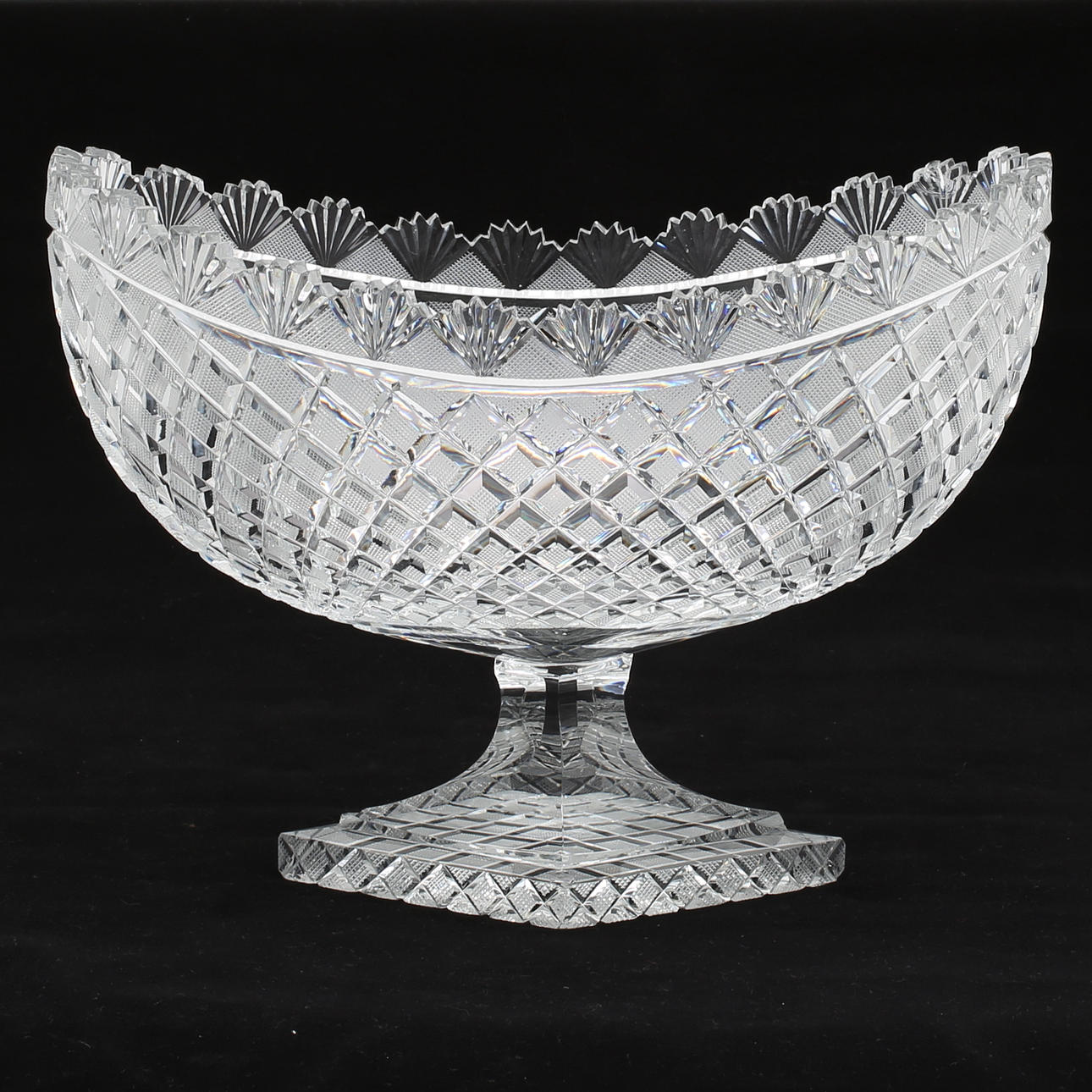 BÅTSKÅL på fot, rutslipad kristall, 1900-talets första hälft.