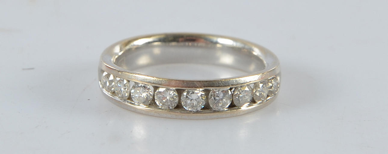 DIAMANTRING, totalt ca 0,70ct, vitguld 18K.