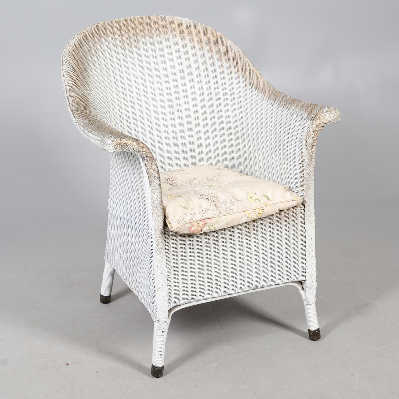 A PAINTED LLOYD LOOM BEDROOM CHAIR.
