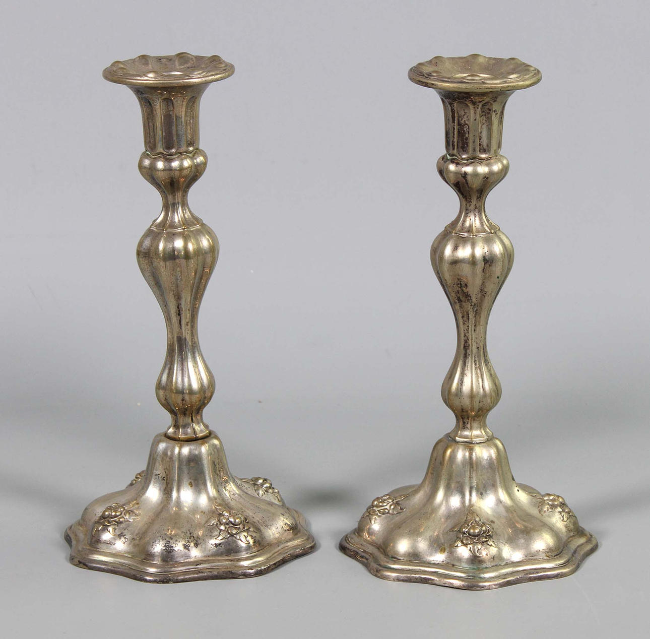 VICTORIAN PAIR OF CANDLESTICKS CIRCA 1900.