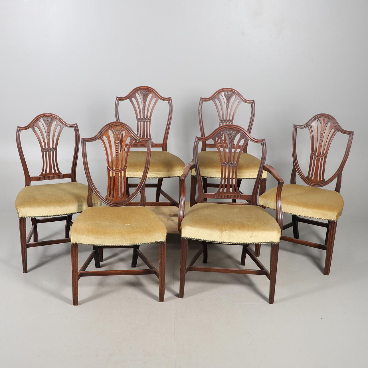 A SET OF SIX (5 + 1) HEPPLEWHITE PATTERN SHIELD BACK DINING CHAIRS.