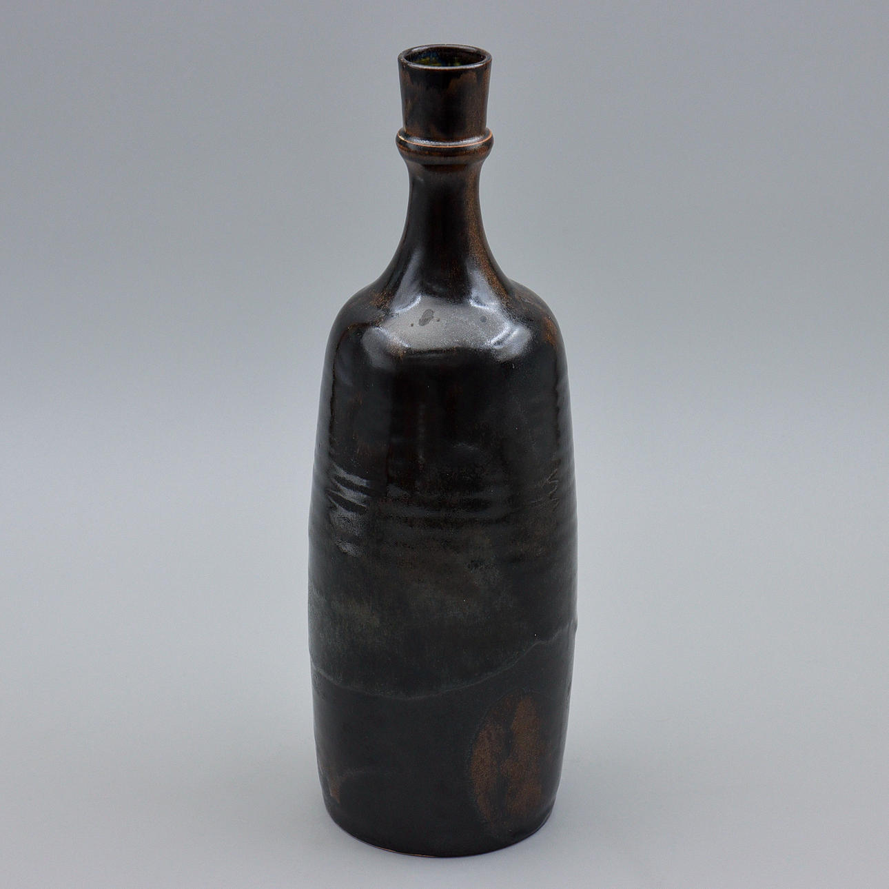 BLACK BOTTLE / VASE IN CERAMIC, SIGNED.