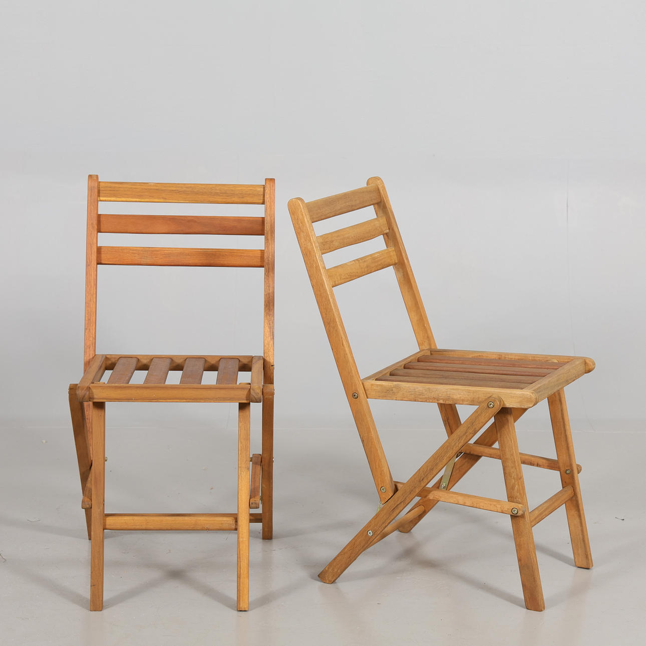 FOLDING CHAIRS, a pair, teak.
