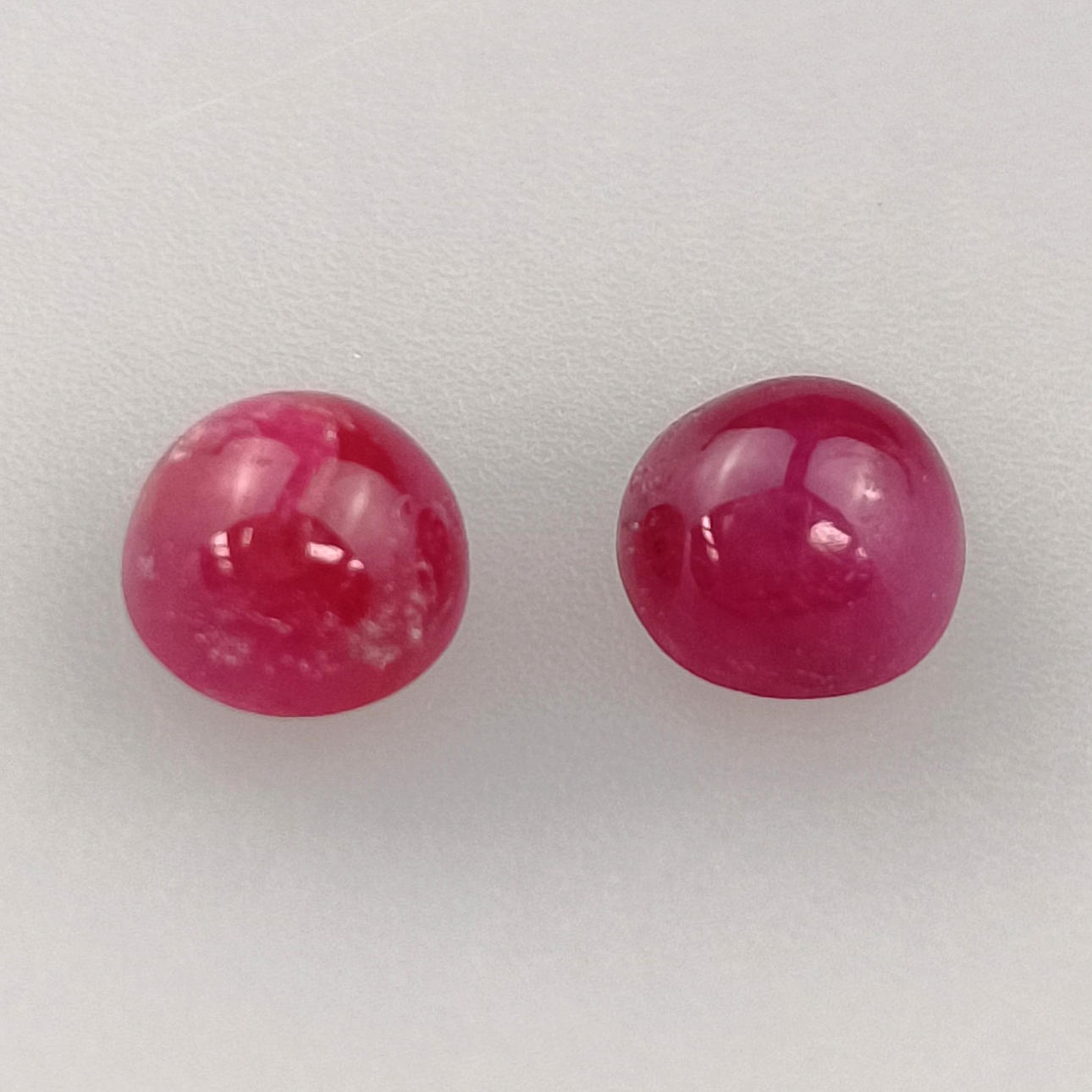TWO LOOSE RUBIES IN ROUND CABOCHON CUT.