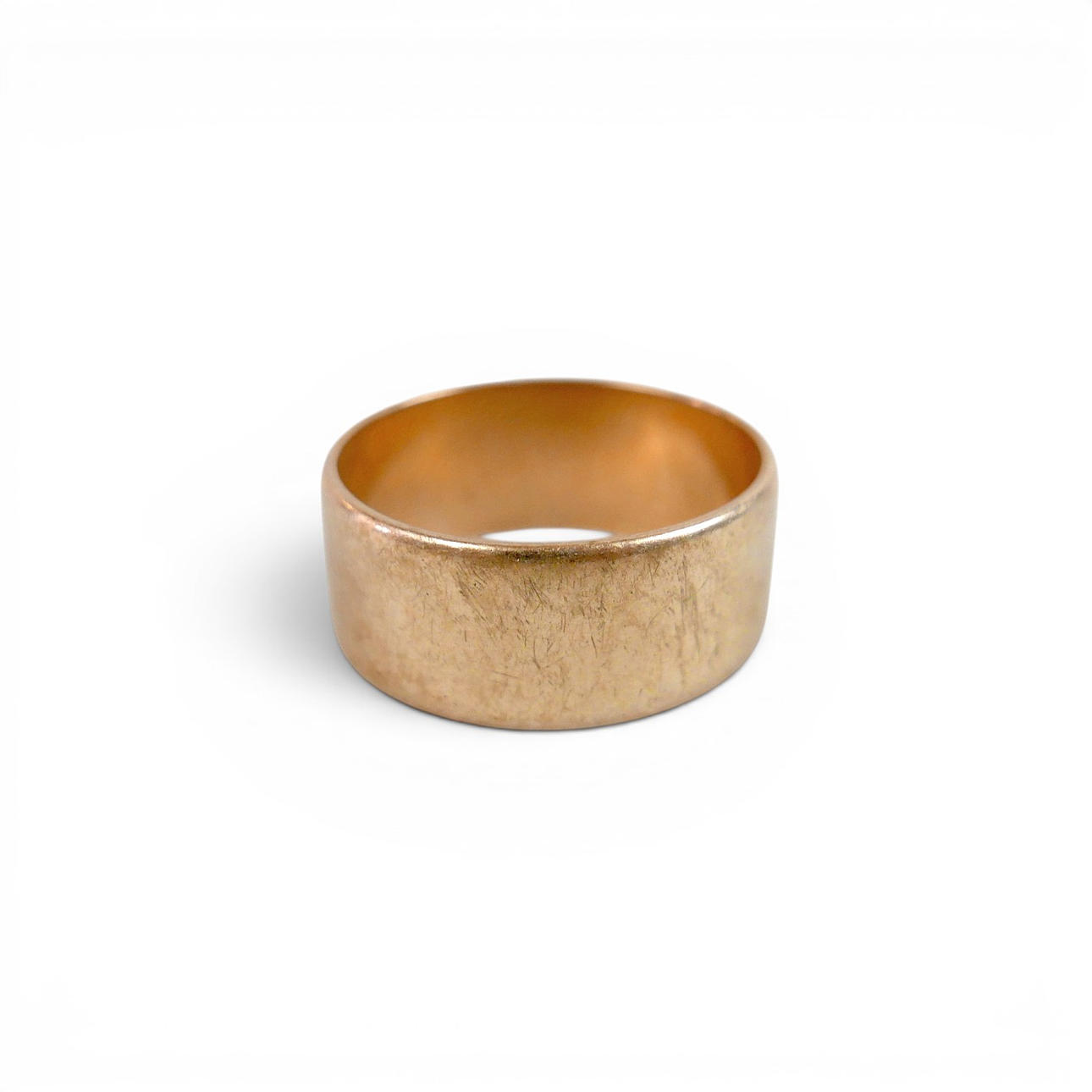 A 9CT GOLD RING.