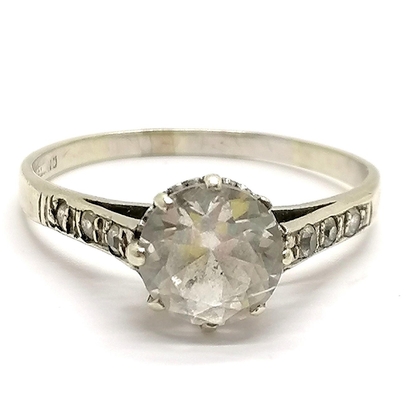9ct GOLD WHITE PRECIOUS STONE SET SOLITAIRE RING.
