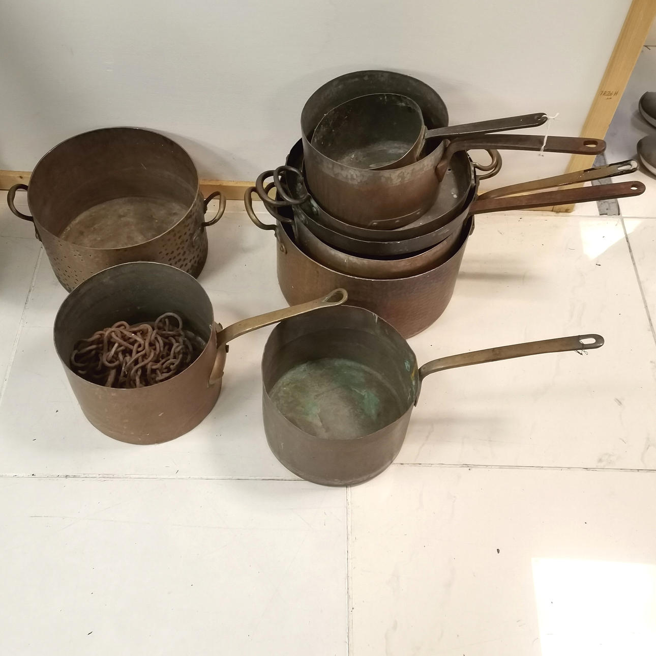 COLLECTION ASSORTED ANTIQUE COPPER PANS T/W 2 ASSORTED CHAINS.