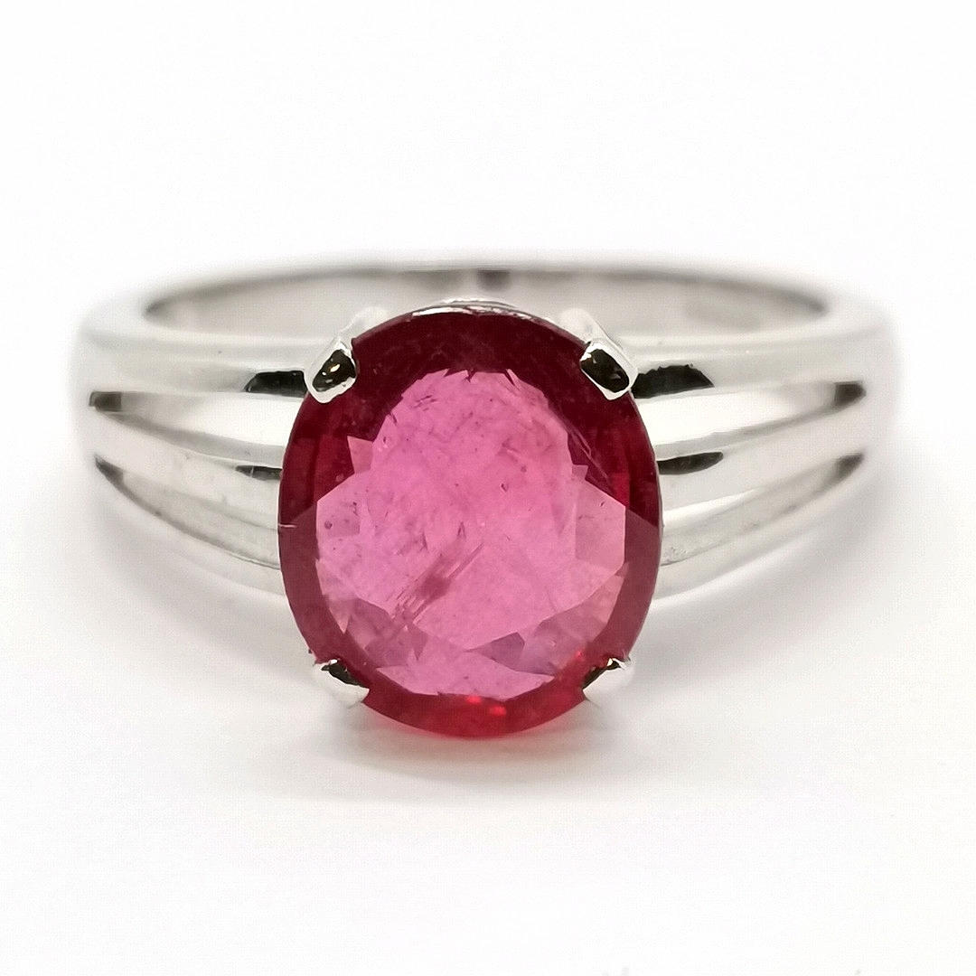 8CT WHITE GOLD RUBY STONE SET RING W/ SPLIT SHOULDERS.